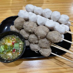 ลูกชิ้นหมู 5ไม้+ลูกชิ้นเอ็นเนื้อ 5ไม้ แถม 1 ไม้