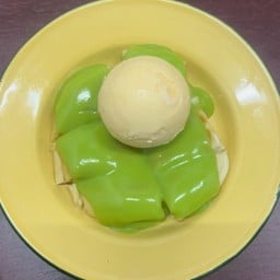 ขนมปังกลมปิ้ง ( สังขยาใบเตย ) + ไอศกรีม