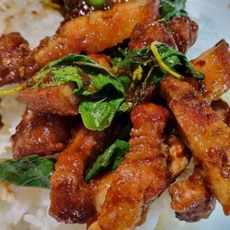 ข้าวกะเพราหมูสามชั้นทอด