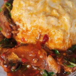 ข้าวหน้าไข่ข้นกระเพราปลากระป๋อง