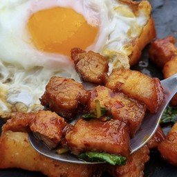 ข้าวกะเพราหมูสามชั้นทอด ไข่ดาว