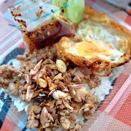 ข้าวหมูกระเทียมไข่ดาว