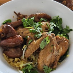 ก๋วยเตี๋ยวไก่ตุ๋นรวมปีก