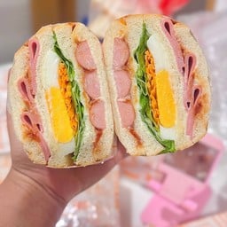 แซนวิช 3 ไส้  ไข่ดาว+ไส้กรอก+แฮม
