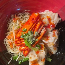 บะหมี่เกี้ยวแห้งหมูแดงพิเศษ