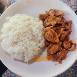 หมูชิ้นผัด น้ำพริกกะปิ ราดข้าว
