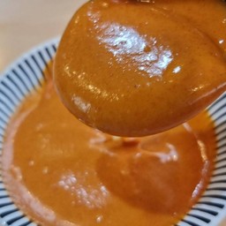 ซอสสไปรซี่มีรสชาติเผ็ดนิดหน่อย กลมกล่อม จิ้มกับอะไรก็อร่อย