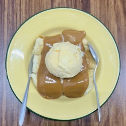 ขนมปังกลมปิ้ง ( สังขยาชาไทย ) + ไอศกรีม