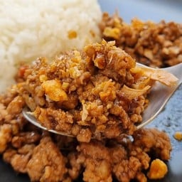 ข้าวหมูสับกระเทียมพริกไทย