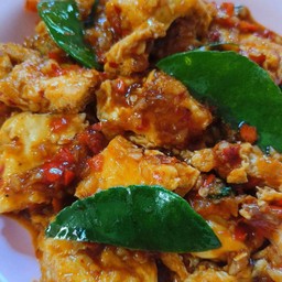 ข้าวหน้าไข่เจียวผัดพริกเผาหวานใส่ใบมะกรูด