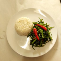 ข้าวราดผัดผักบุ้ง