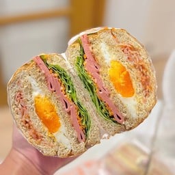 แซนวิช 3 ไส้  ไข่ดาว ปูอัด โบโลน่า