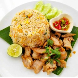 ข้าวผัดไข่ ไก่ทอดกระเทียม พริกน้ำปลา