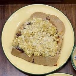 ขนมปังแผ่นปิ้ง ( พริกเผาหมูหยอง )