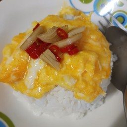 ข้าวไข่ขยี้พริกน้ำปลา
