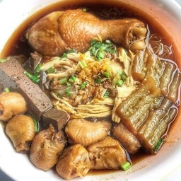 ก๋วยเตี๋ยวข้อไก่ตุ๋น