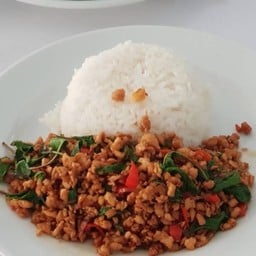 ข้าวกะเพราเนื้อโพนยางคำ โบ๊ะบ๊ะ