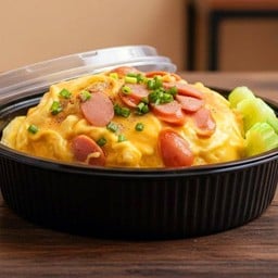 ข้าวไข่ข้นไส้กรอกหนังกรอบไก่