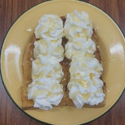 ขนมปังแผ่นปิ้ง (วิปครีมคาราเมล)