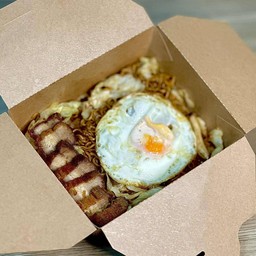 โครตมาม่าผัดหมูกรอบไข่ดาว จัมโบ้