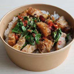 ข้าวกะเพราหมูกรอบคั่วพริกแห้ง