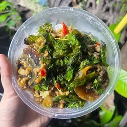 กะเพราหมูสับไข่เยี่ยวม้า