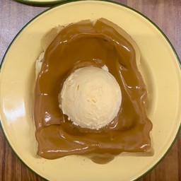 ขนมปังแผ่นปิ้ง ( สังขยาชาไทย ) + ไอศกรีม
