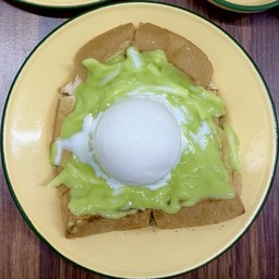 ขนมปังแผ่นปิ้ง ( สังขยาใบเตยมะพร้าว ) + ไอศกรีม