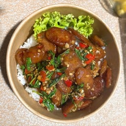 ข้าวกะเพรากุนเชียง (ฟรีไข่ข้น)