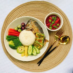 ข้าวน้ำพริก ผักต้มและผักสด