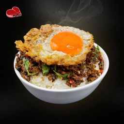 ข้าวกะเพราเนื้อบดผัดพริกแห้งไข่ดาวกรอบ