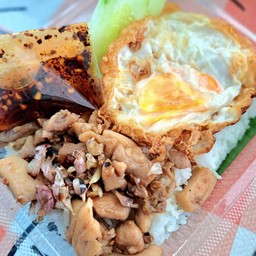 ข้าวไก่กระเทียมไข่ดาว