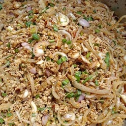 ข้าวแห้ง ยำแหนมข้าวทอด