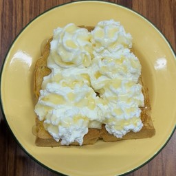 ขนมปังแผ่นปิ้ง (วิปครีมน้ำผึ้ง)