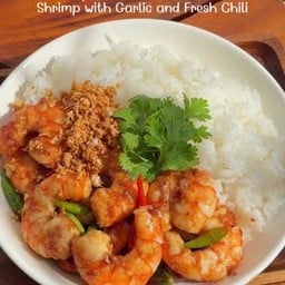 ข้าวผัดกุ้งกระเทียมพริกสด