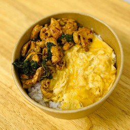 ข้าวกะเพราพริกแห้ง ไก่ชิ้น