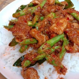 ผัดพริกแกงหมูชิ้น