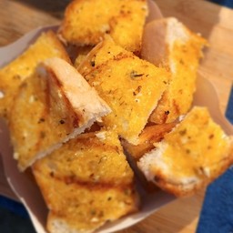 ขนมปังกระเทียม ( Garlic Butter Bread)