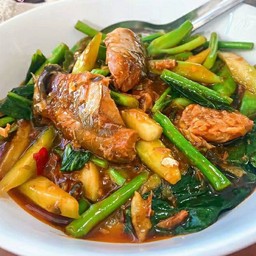 คะน้า ปลากระป๋อง ราดข้าว