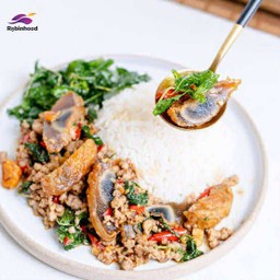 ไข่เยี่ยวม้ากระเพรากรอบราดข้าว