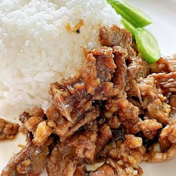 เนื้อชิ้น ผัดกระเทียม ราดข้าว