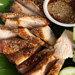 คอหมูย่างคลุกฝุ่น