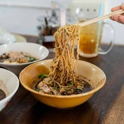 [อร่อยซ่ากับโค้ก] ก๋วยเตี๋ยวเรือเนื้อ +  โค้ก ออริจินัล (ขวด)