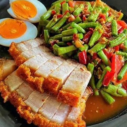 ตําถั่ว หมูกรอบ ไข่ต้ม