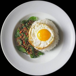 ข้าวกะเพราเนื้อบดออสเตรเลีย + ไข่ดาว