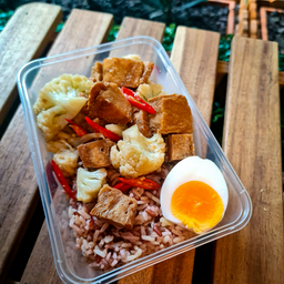 หมูกรอบจากพืชผัดดอกกะหล่ำราดบนข้าวสามกษัตริย์