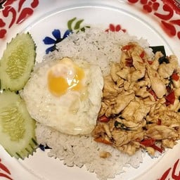 กะเพราไก่ชิ้น +ไข่ดาว