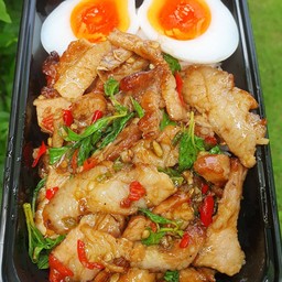 ข้าวกระเพราหมูย่างและไข่เป็ดต้มยางมะตูม