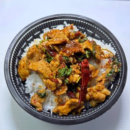 กะเพราหมูชิ้นพริกแห้ง