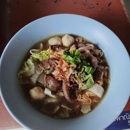 ก๋วยเตี๋ยวไส้อ่อนลูกชิ้น